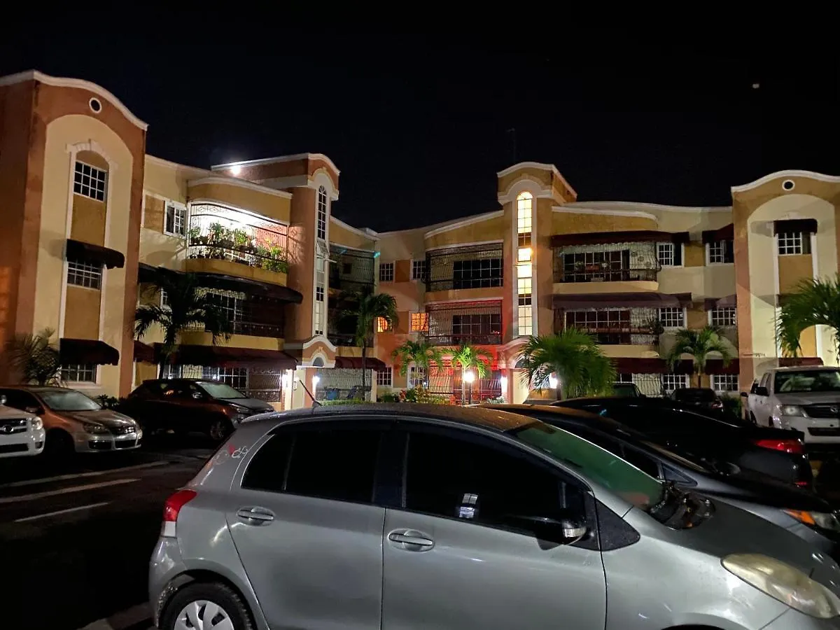 Paradise Colina: Spacious 3-Bedroom with Backup Power Santo Domingo Apartment