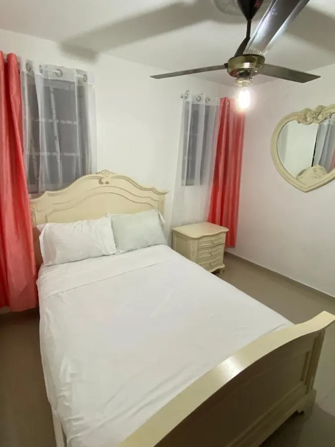 Paradise Colina: Spacious 3-Bedroom with Backup Power Santo Domingo