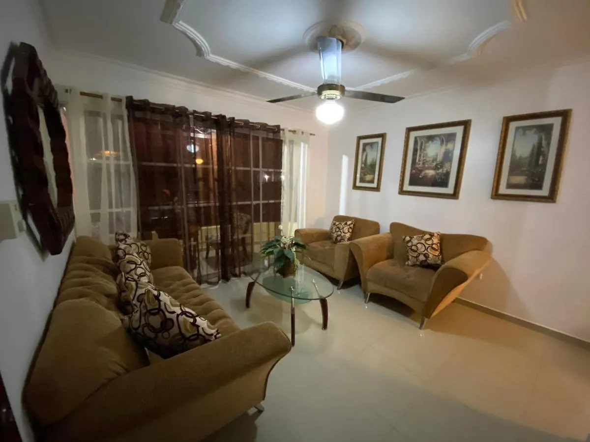 Paradise Colina: Spacious 3-Bedroom with Backup Power Santo Domingo
