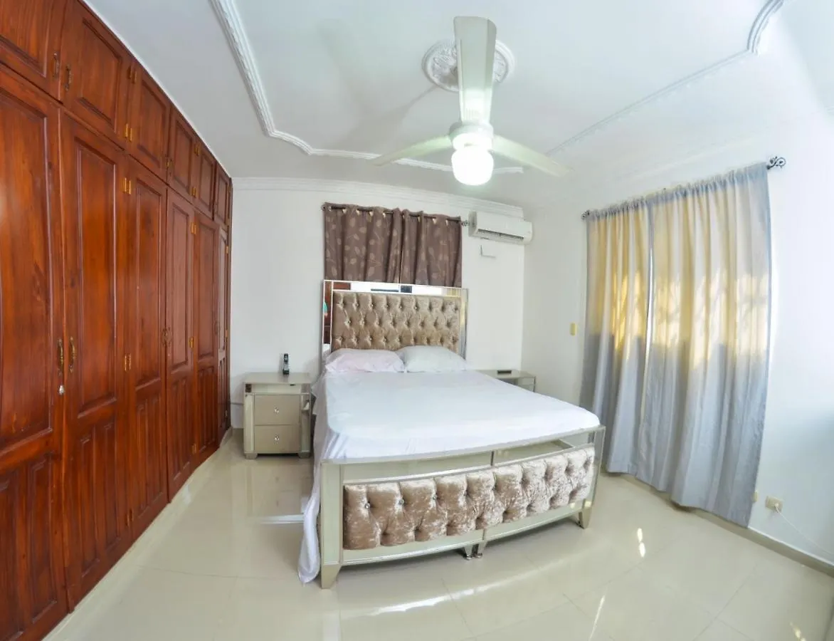 Paradise Colina: Spacious 3-Bedroom with Backup Power Santo Domingo Apartment