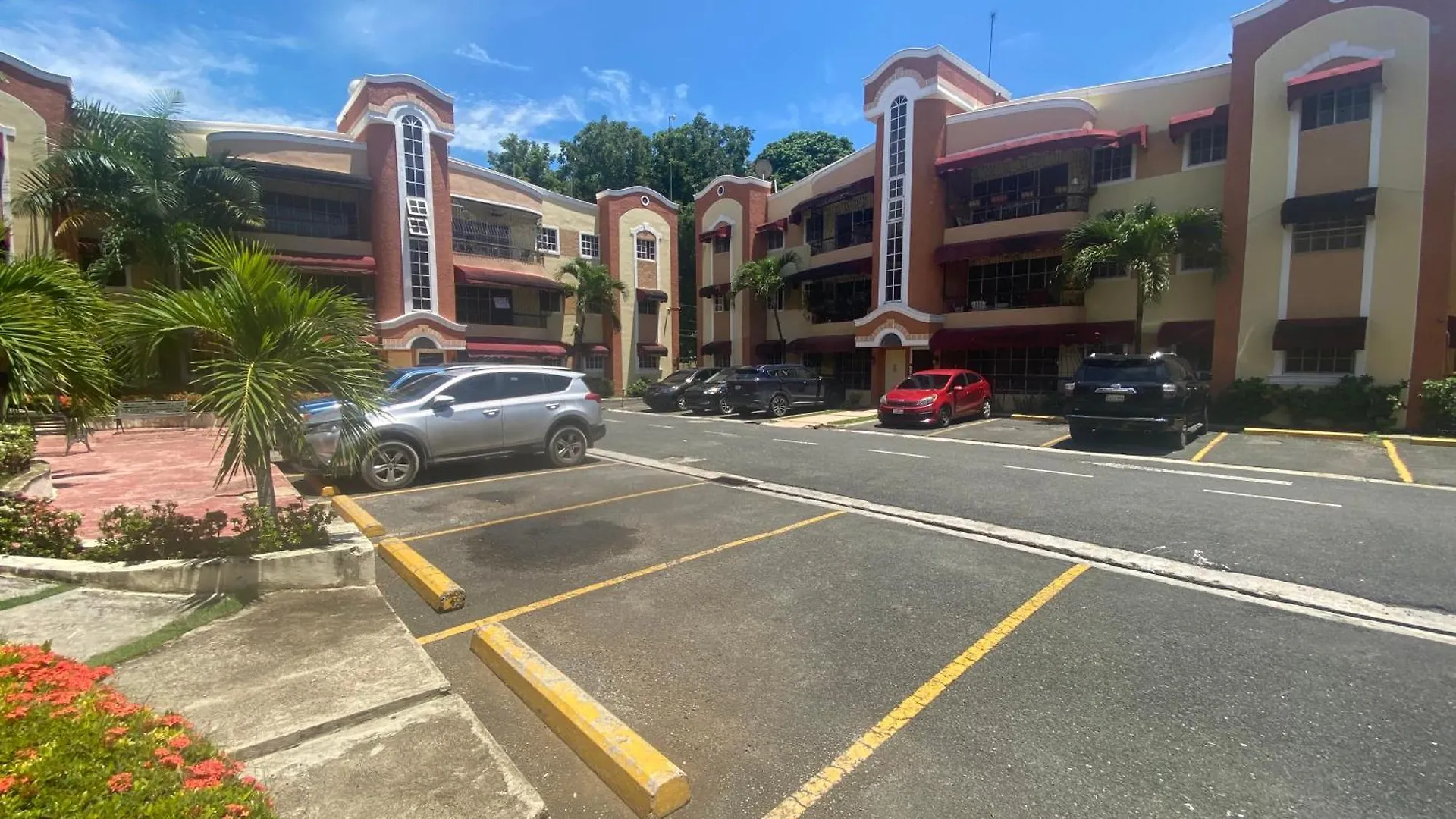 Paradise Colina: Spacious 3-Bedroom with Backup Power Santo Domingo 0*,