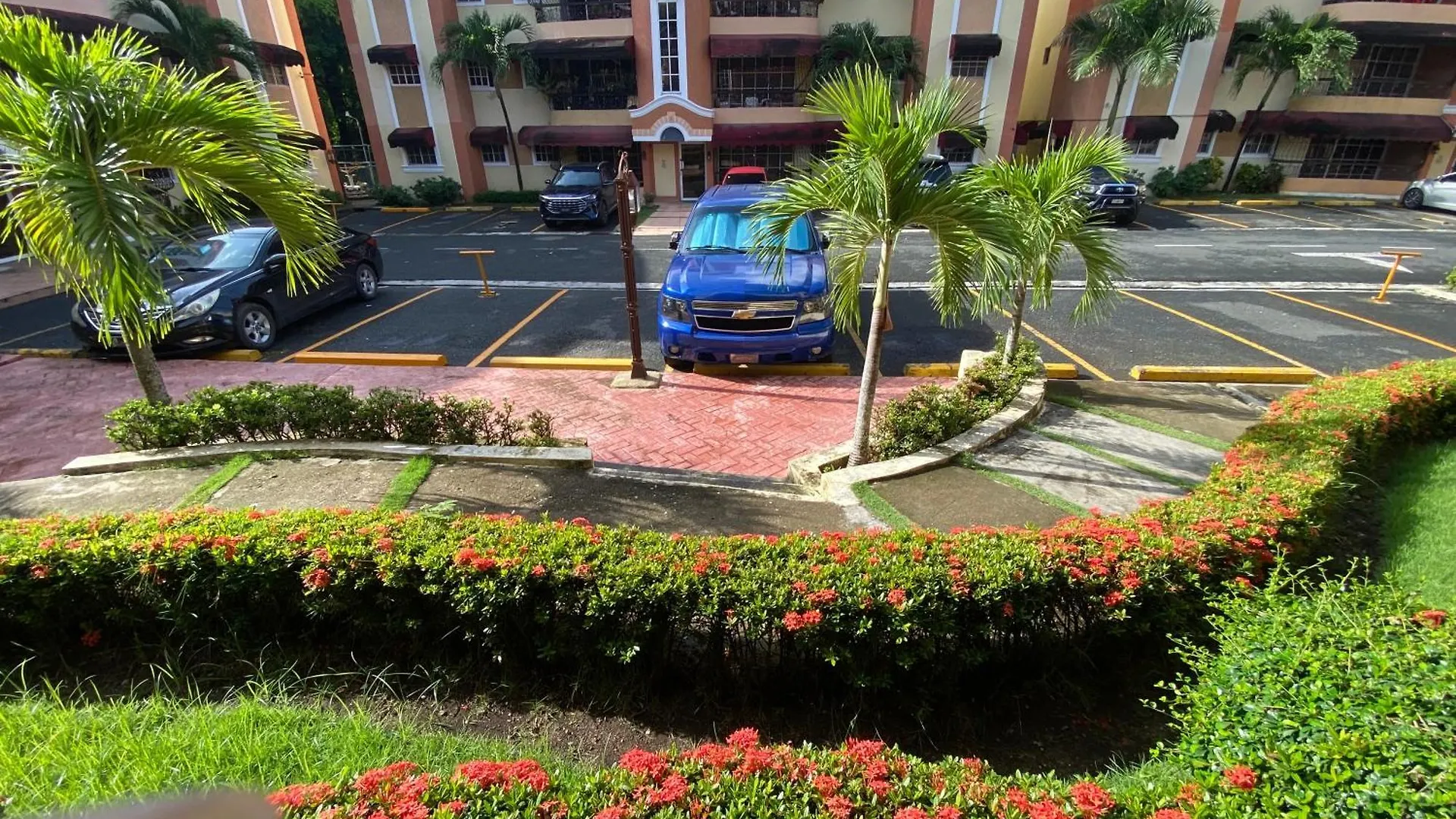 Paradise Colina: Spacious 3-Bedroom with Backup Power Santo Domingo Apartment